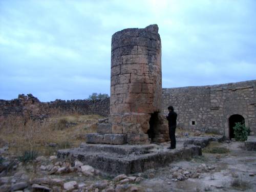 Das ehemalige Kloster Mor Lazoor mit der Säule in der Mitte
