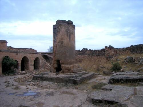 Das ehemalige Kloster Mor Lazoor mit der Säule in der Mitte