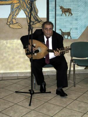 Shlemon Yonan spielte auf seiner syrischen Laute