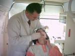 Ein Zahnarzt von CAPI besucht die Drfer und hlt Sprechstunden ab.
