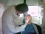 Ein Zahnarzt von CAPI besucht die Drfer