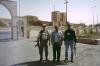 Narsai  in Mosul mit seinen Bodyguards, im Hintergrund das Nineveh Tor