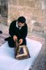 Abuna Gabriel in Mardin - er öffnet ein altes Evangeliar