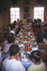 Die Jugendlichen  in Miden essen gemeinsam - im Sept. 1997
